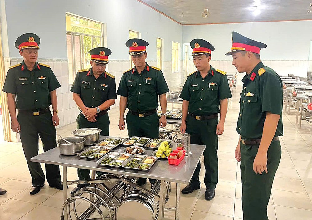 Chăm lo bữa ăn của bộ đội